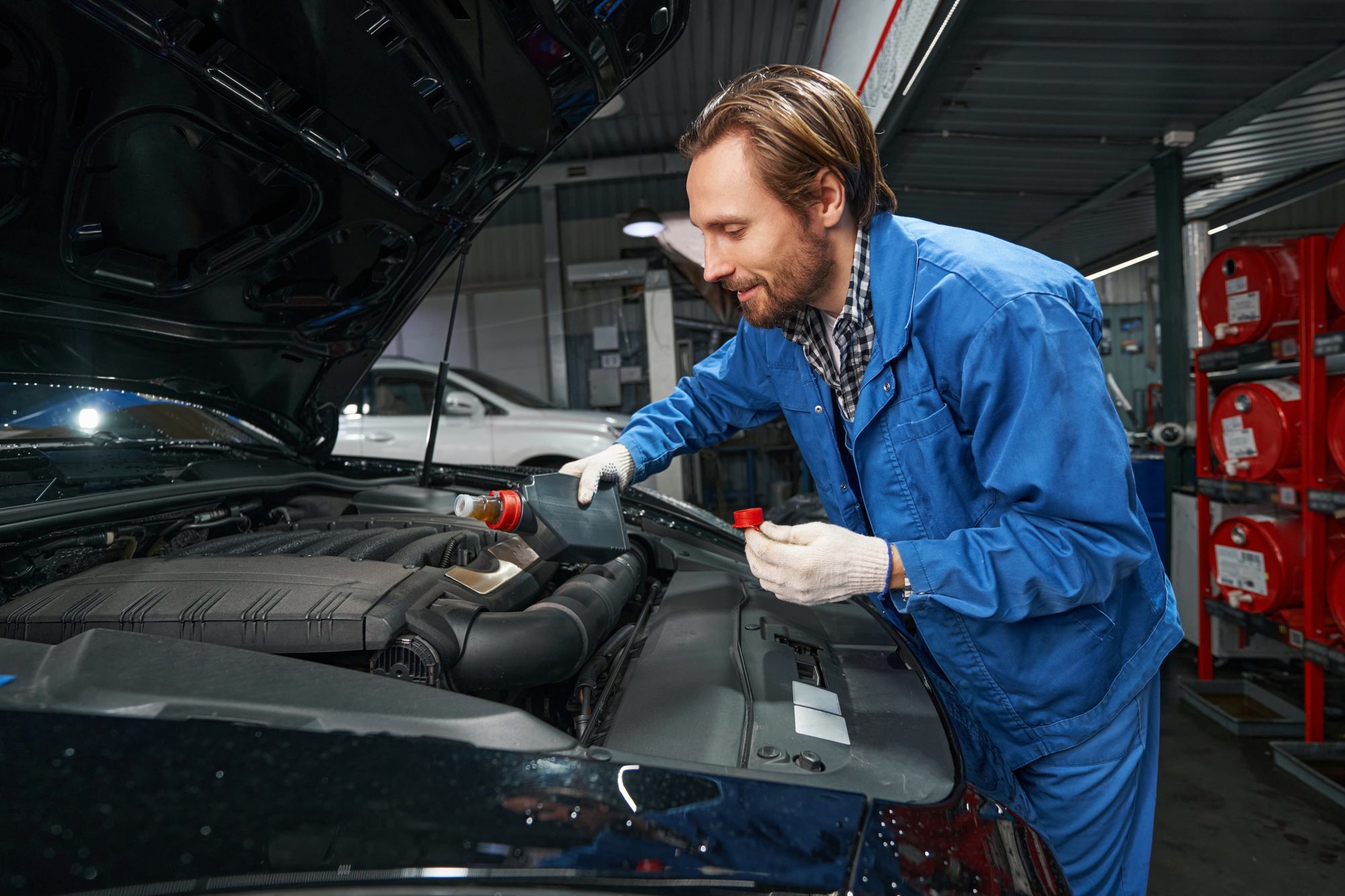 Acasă 1 car mechanic performing car maintenance at service station